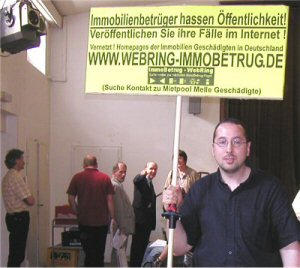 WebRing Administrator in Recklinghausen am 21 Juni 2003 vor seinem Transparent.