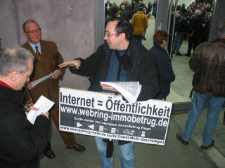 WebRing Administrator mit seinem Transparent. Foto von Norbert Fesenbeckh